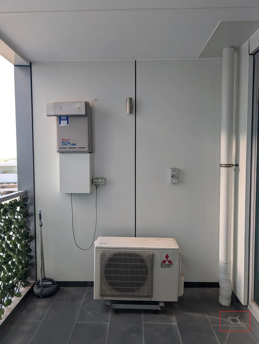 Old single split system on a Success apartment balcony before replacement